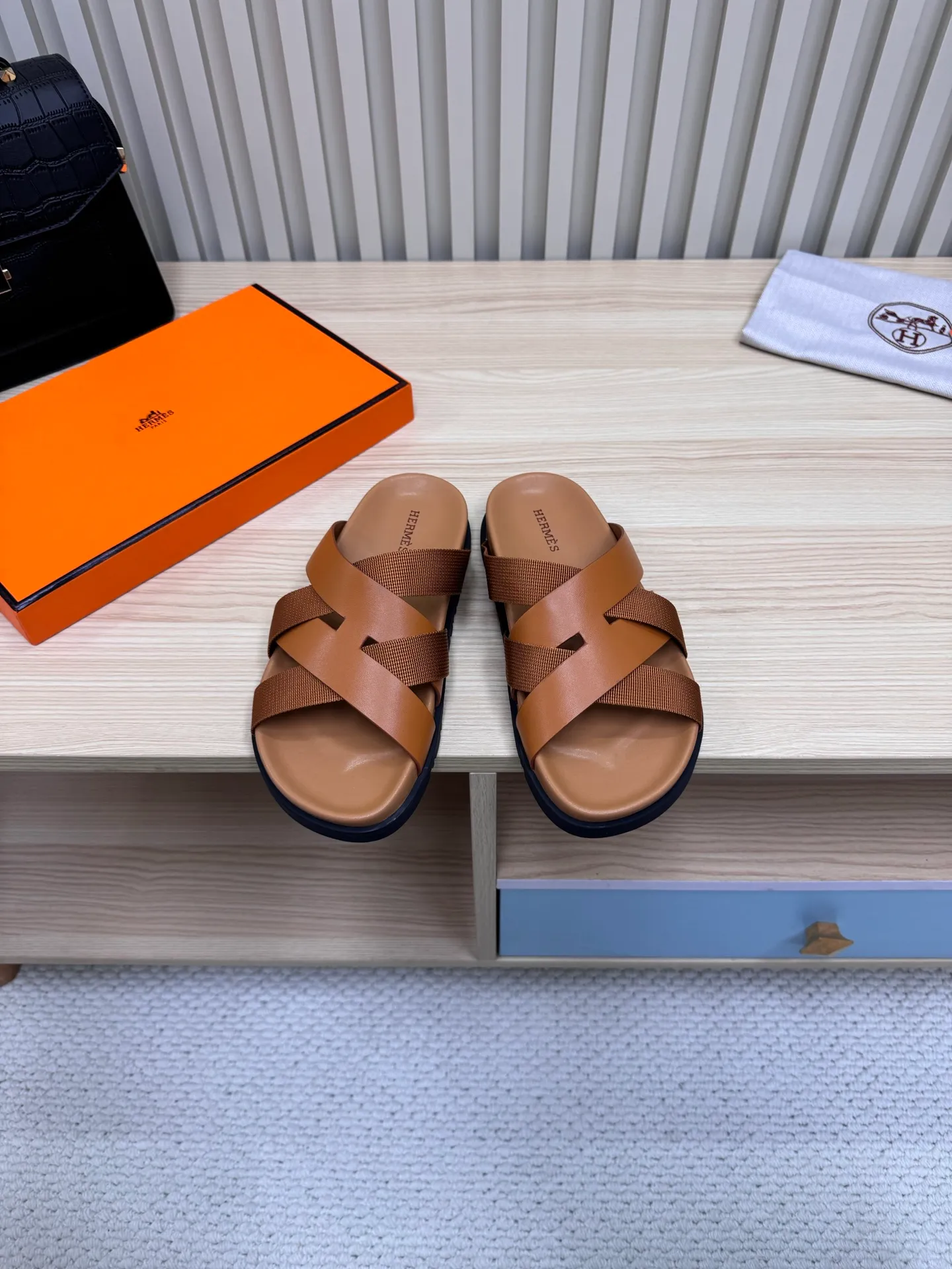 👟👟Ex-factory price 502👟👟 (Top version) Hermes 🐎The extremely popular couple's second uncle slippers/the latest snake print sandals and slippers, paired with various colorful socks, so trendy!  ———————— Upper: imported cowhide/sheep leather/cloth/palmprint leather lining: imported cowhide/sheepskin outsole: Tpu non-slip and wear-resistant outsole Female size: 35-42 (40.41.42 non-returnable and non-exchangeable) Male code: 39-45 (45 non-returnable and non-exchangeable)